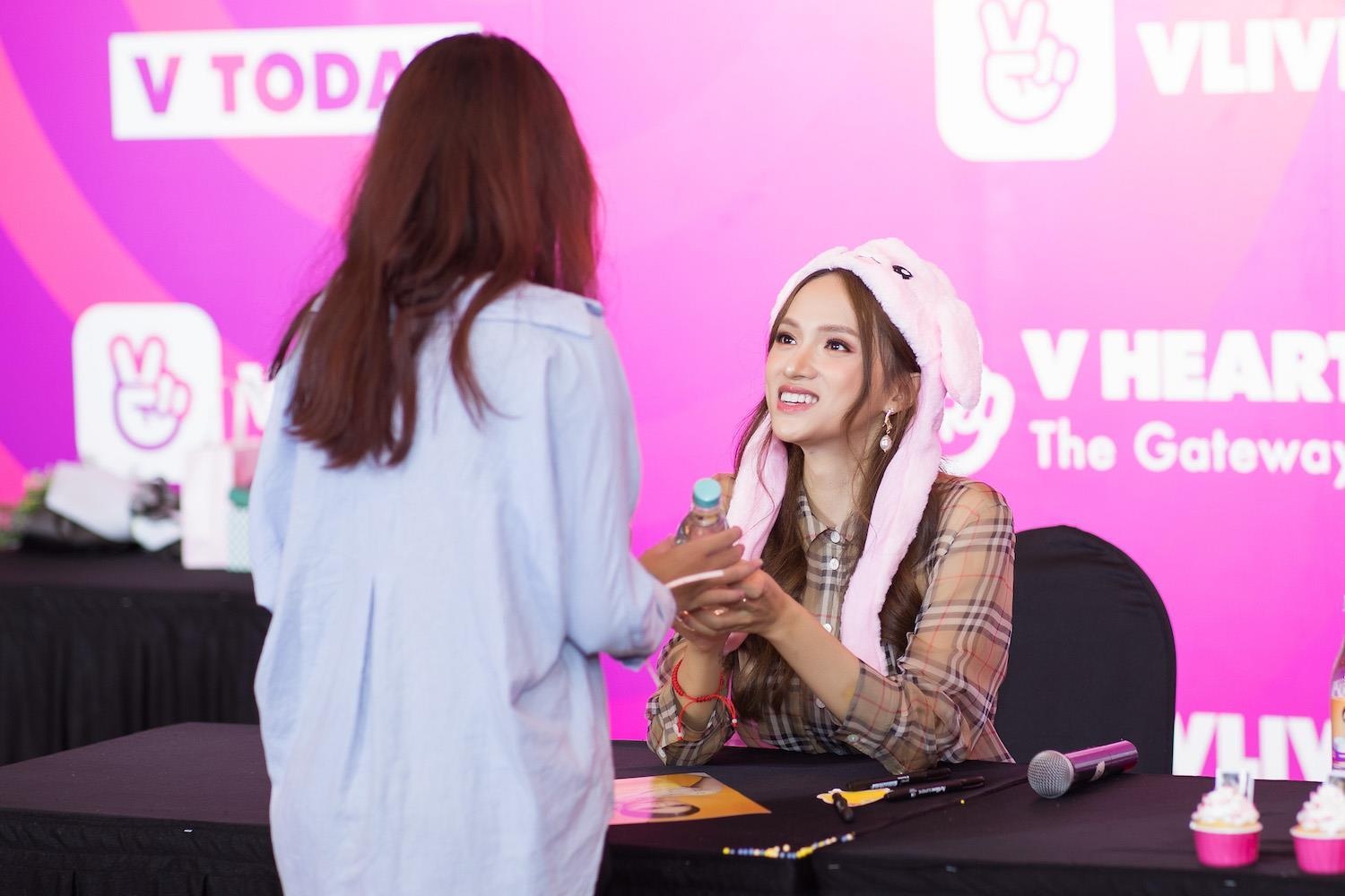 Huong Giang tang fan banh ngot o buoi ky tang dau tien trong su nghiep hinh anh