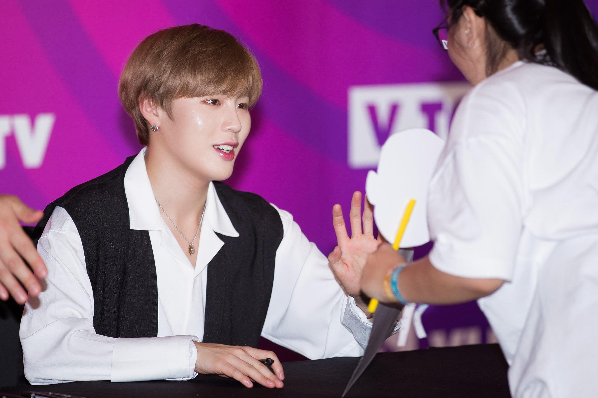 Cuu thanh vien Wanna One Ha Sung Woon hao huc giao luu voi fan Viet hinh anh