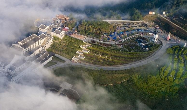 Don dong giua mua he tren noc nha Dong Duong hinh anh