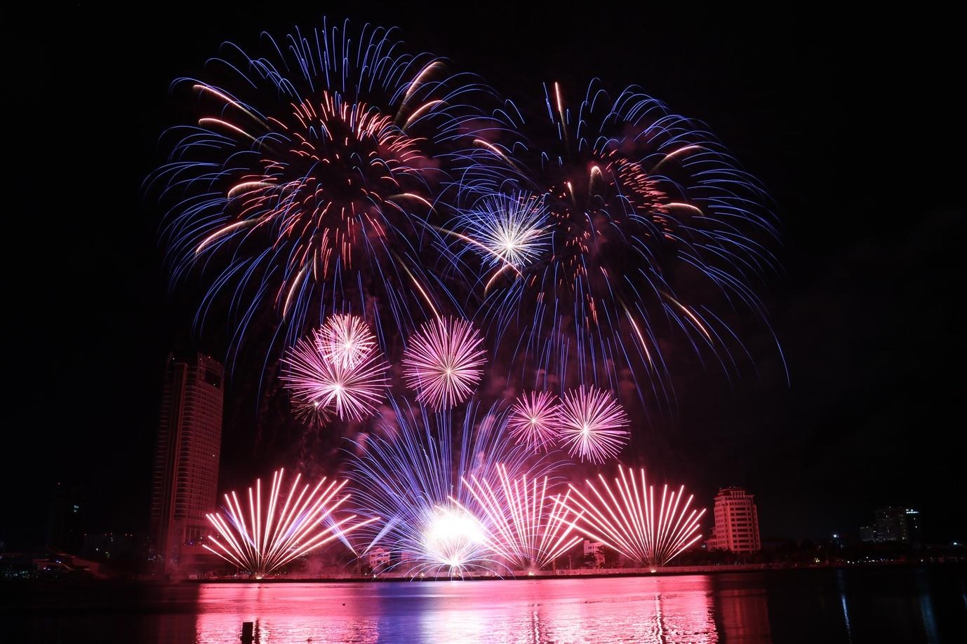 Doi Nga mang vu dieu nuoc va lua toi Le hoi phao hoa quoc te Da Nang hinh anh