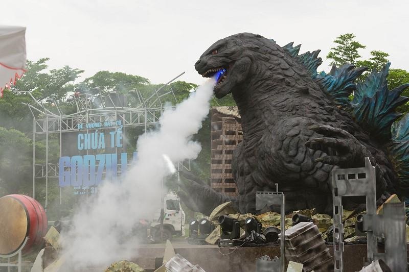 Gioi tre Sai thanh choang ngop truoc buc tuong Godzilla khong lo hinh anh