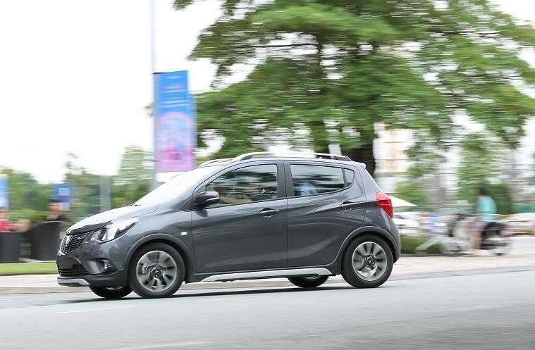 Nhieu nguoi xep hang cho den luot lai thu VinFast Fadil hinh anh