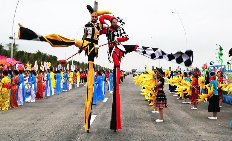 Bung no le hoi, Ha Long but pha thanh diem du lich 4 mua hinh anh
