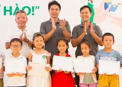 Grab trao 300 phan hoc bong cho con em doi tac tai xe tai Khanh Hoa hinh anh