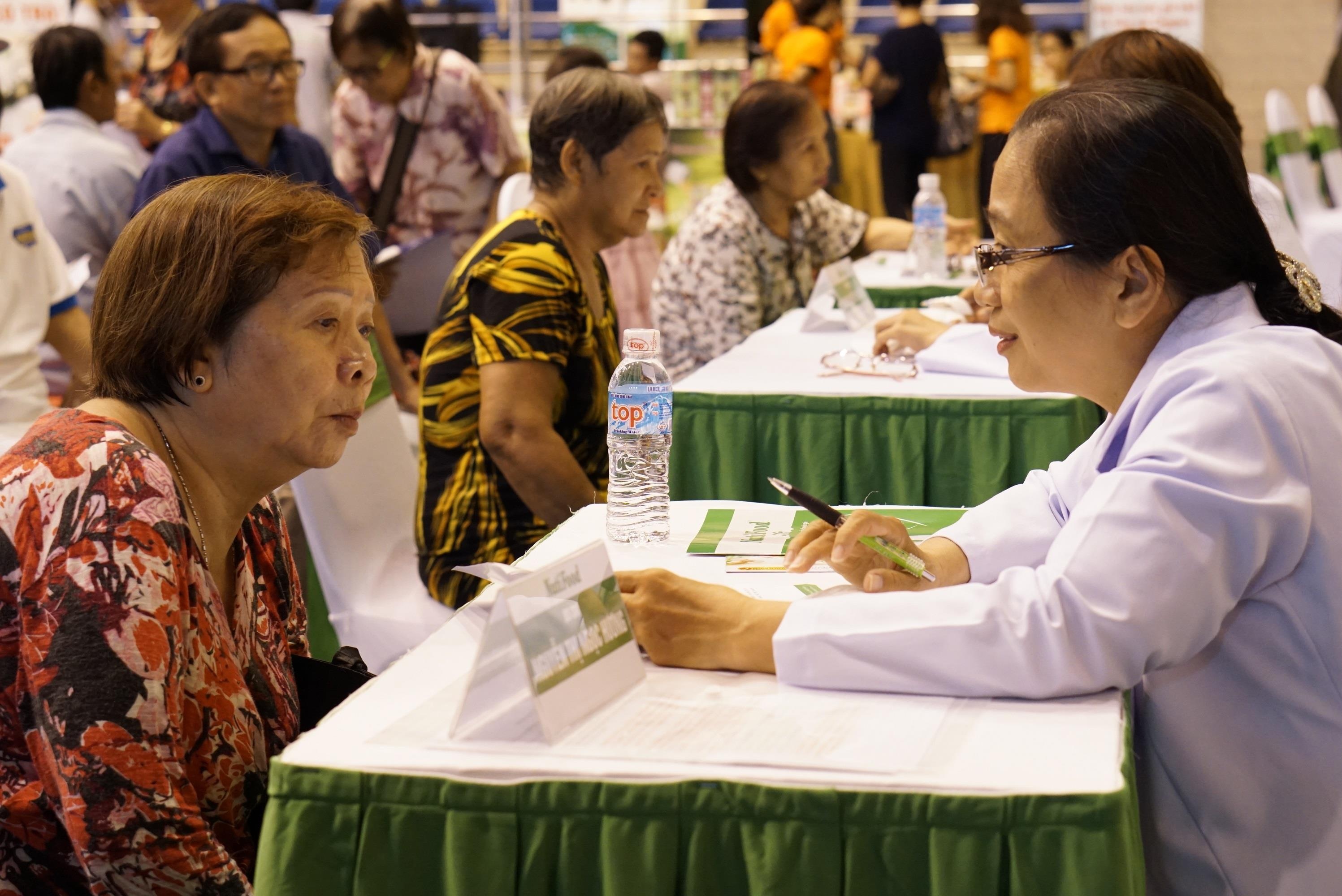Tu van dinh duong cho hon 1.000 bac cao nien nhan Ngay nguoi cao tuoi hinh anh