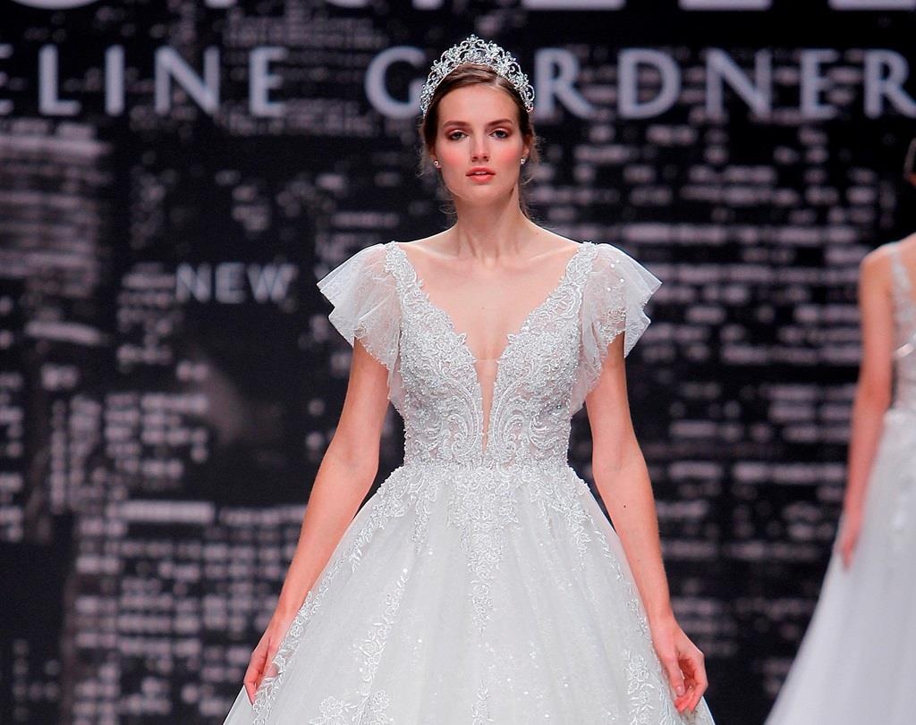Vay cuoi haute couture khong con la giac mo xa voi voi co dau Viet Nam hinh anh