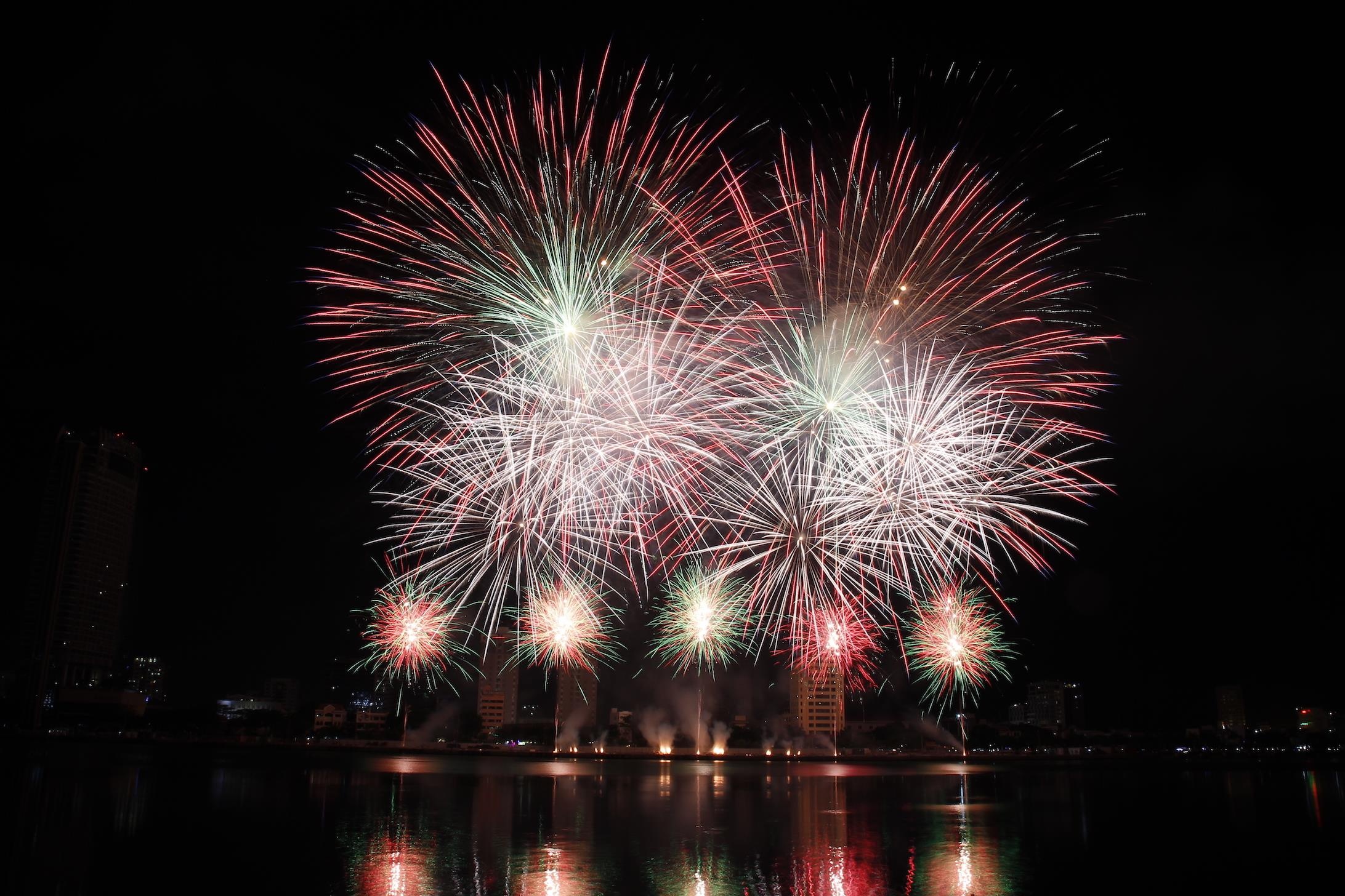 Cach mua ve du le hoi Phao hoa Da Nang tien loi hinh anh