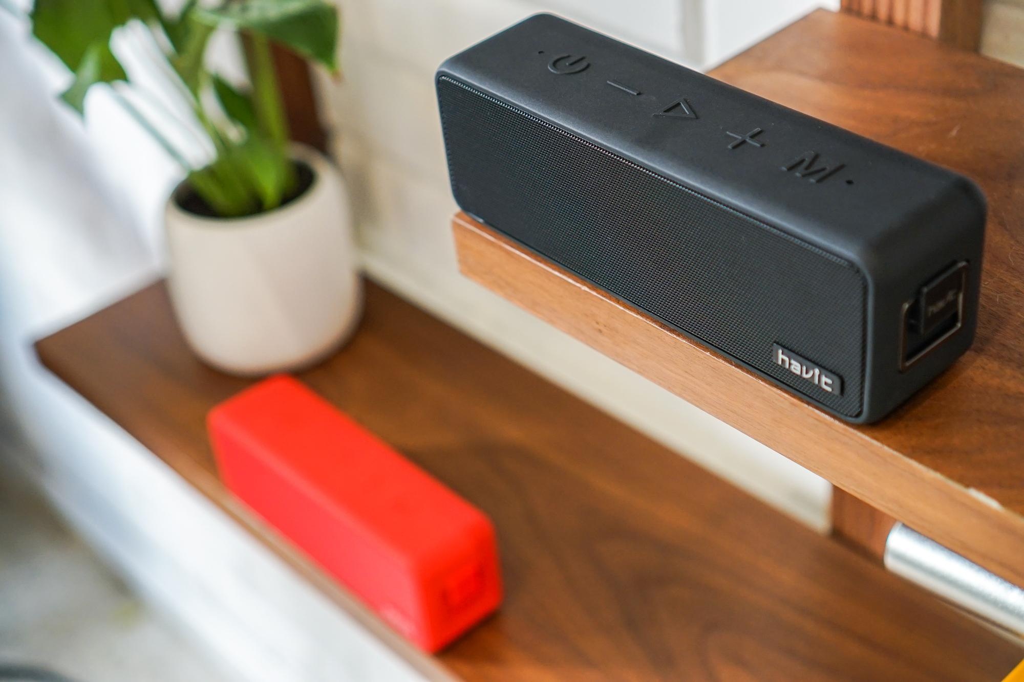 Can canh loa Bluetooth thiet ke cam tay, nho gon nhu vali mini hinh anh