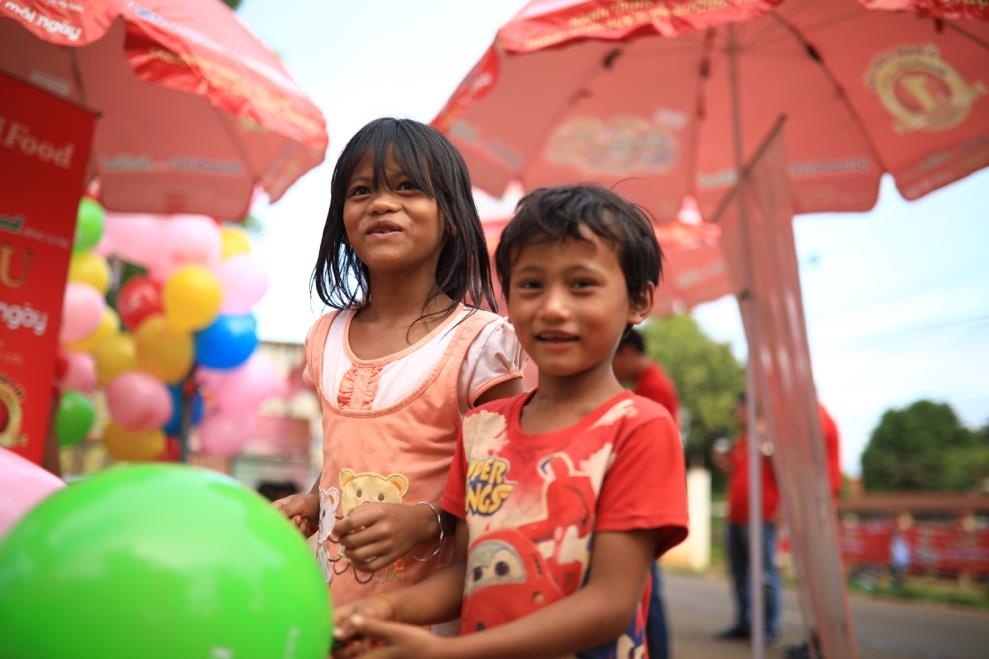 Hanh trinh trao gan 2.000 phan qua dinh duong den tre em Dak Lak hinh anh