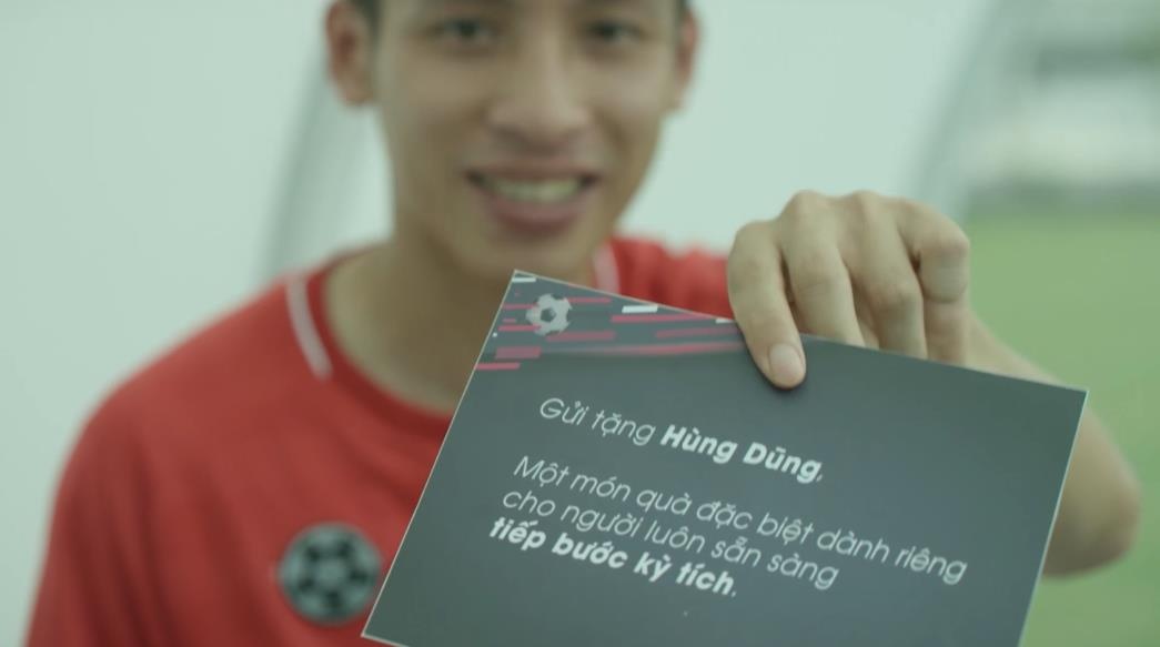 Video - Hung Dung, Lan Ngoc ‘dap hop’ Galaxy S10+ Park Hang-seo hinh anh