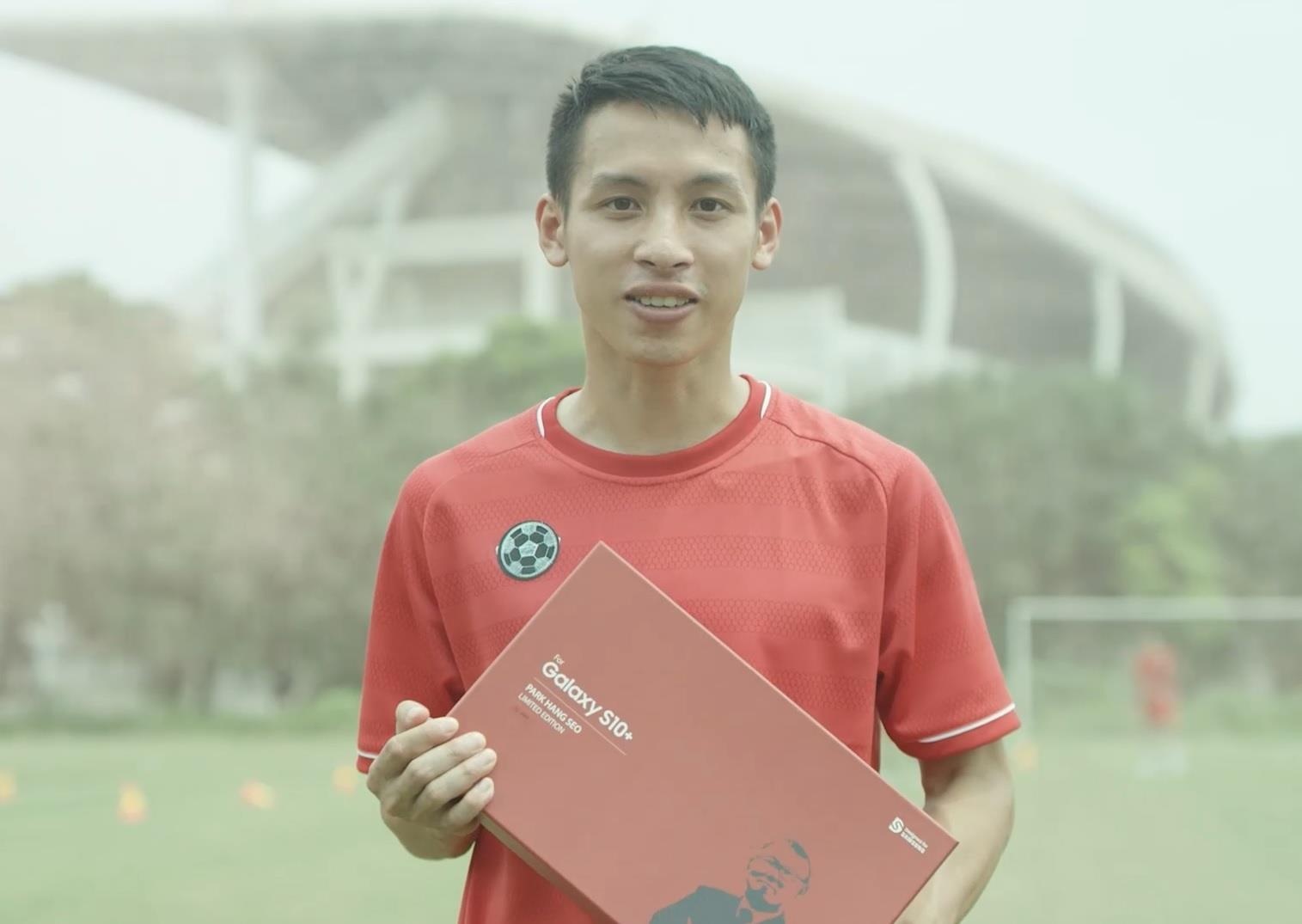 Tien ve Hung Dung hao hung 'dap hop' Galaxy S10+ Park Hang-seo hinh anh