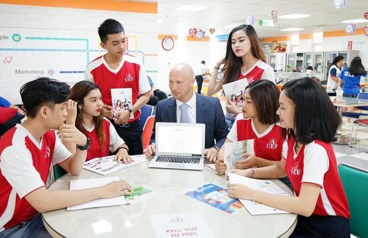 Nganh luat kinh te tai UEF - thanh cong tu mo hinh hoc thuc te hinh anh