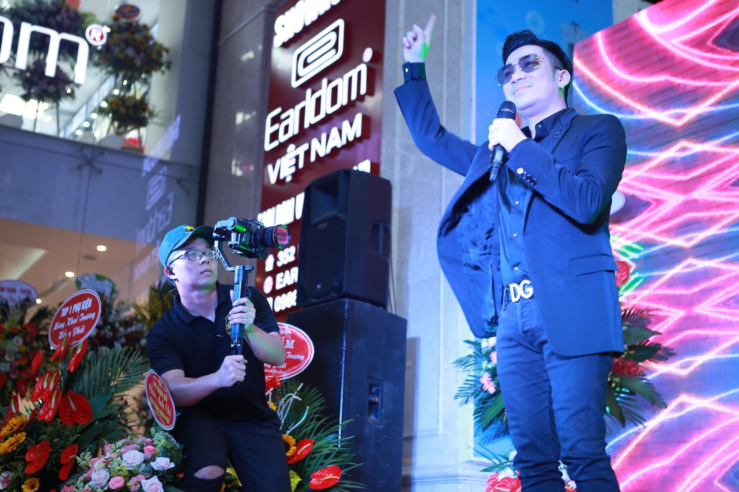 Quang Ha chieu fan, hat gan chuc bai khong nghi hinh anh