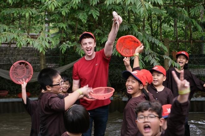 Khoanh khac hanh phuc cua cac 'nong dan nhi' tai khoa tieng Anh he hinh anh