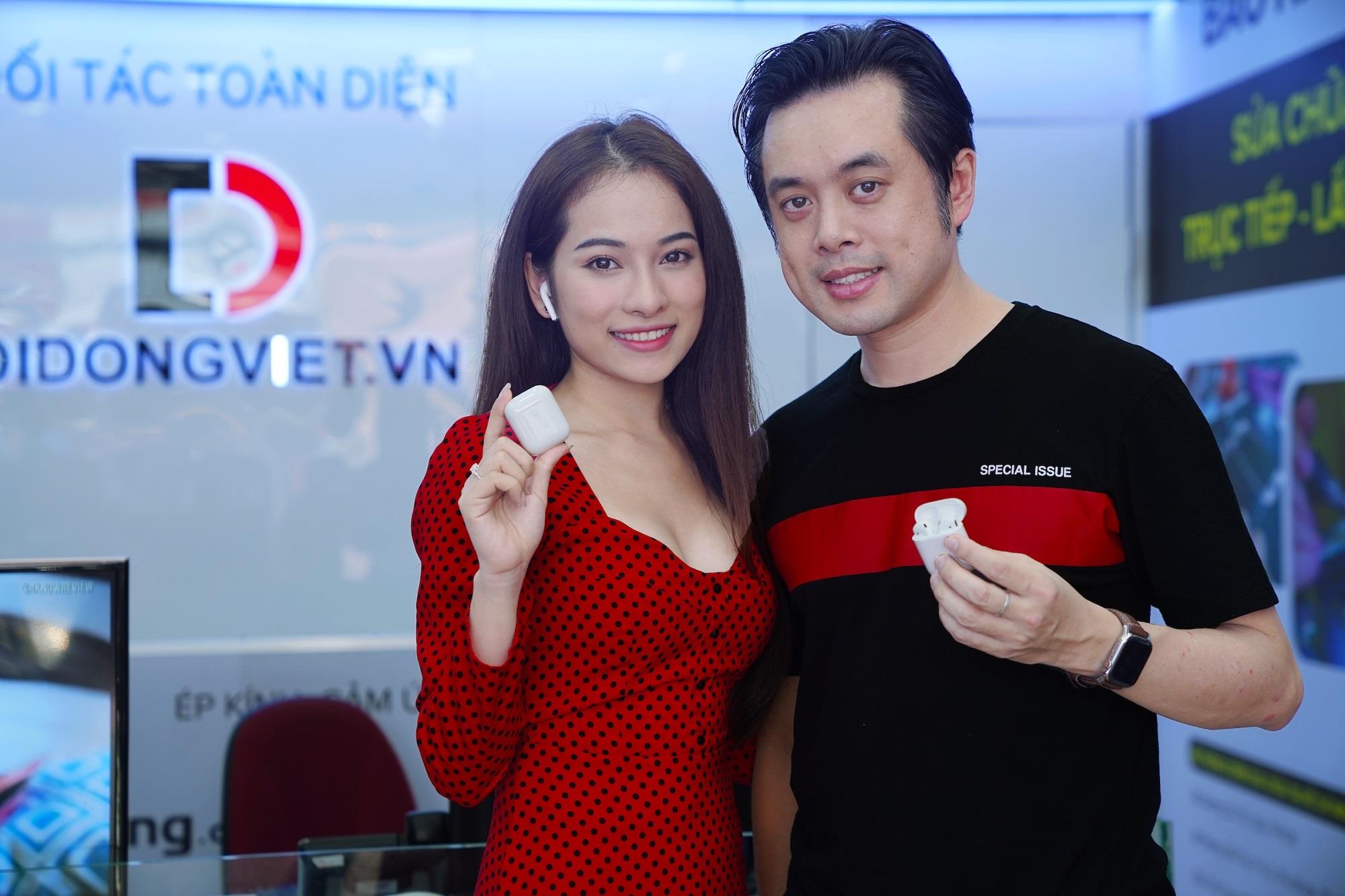 Vo chong nhac si Duong Khac Linh sam AirPods 2 tai Di Dong Viet hinh anh
