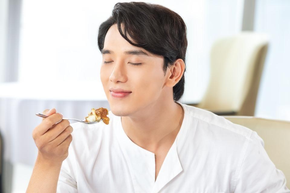 Co gi trong mon com ca ri Nhat duoc Thuan Nguyen khen het loi? hinh anh