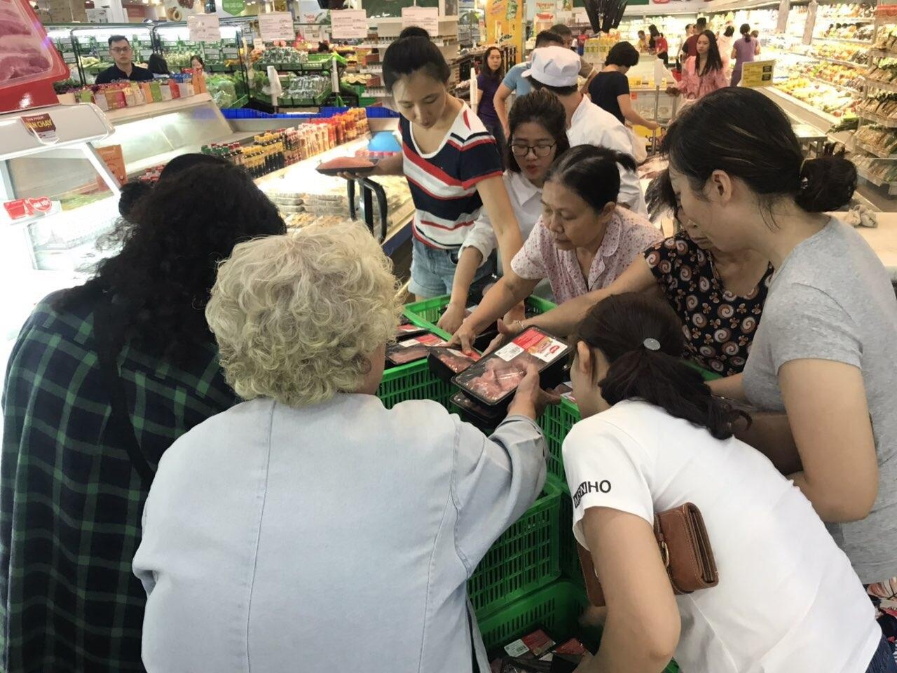 Dap ung 3 tuyen kiem dich, thit heo mat hut khach hinh anh