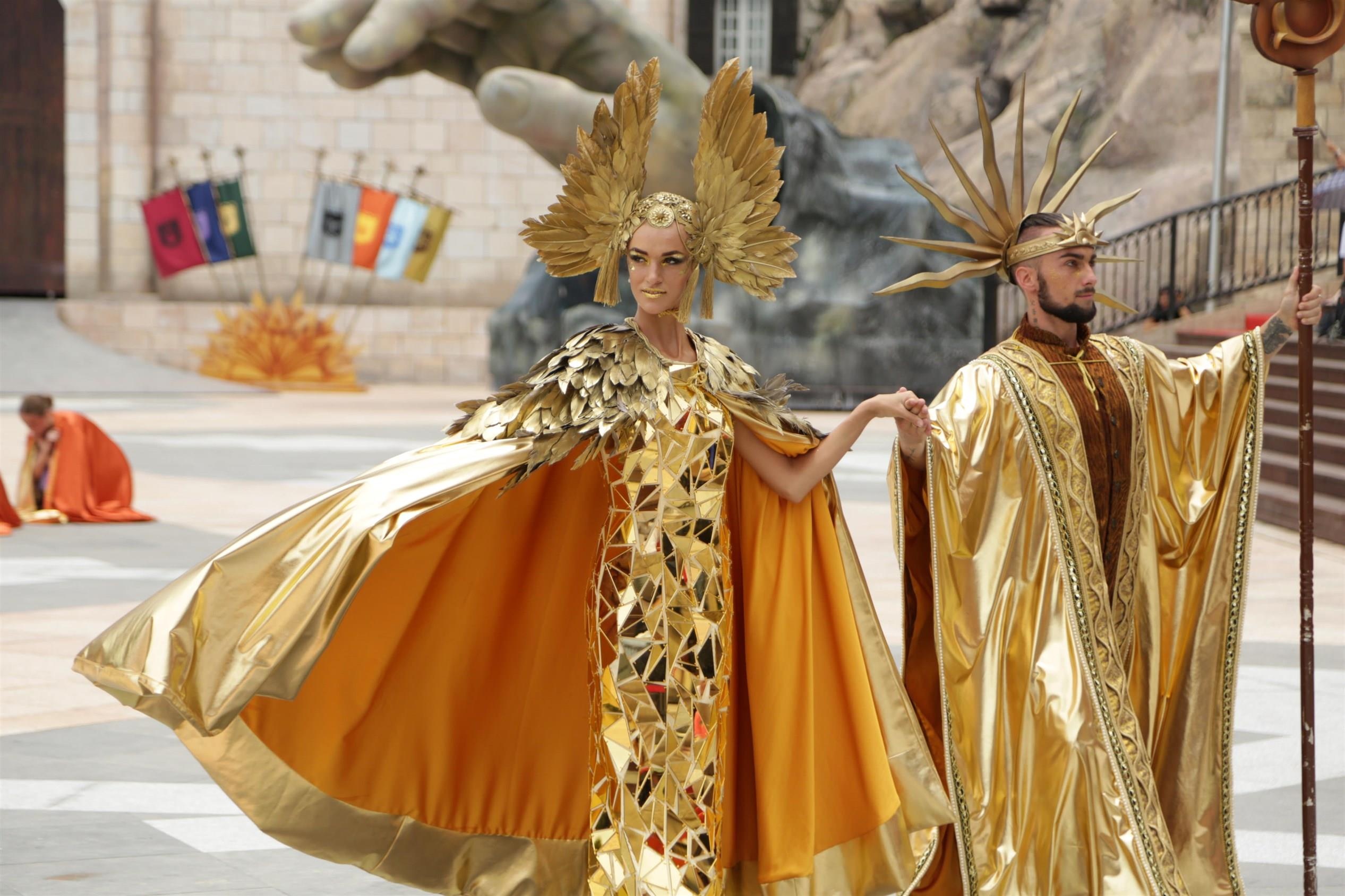 1.000 bo trang phuc lam nen 'Vu hoi anh duong' tren dinh Ba Na hinh anh