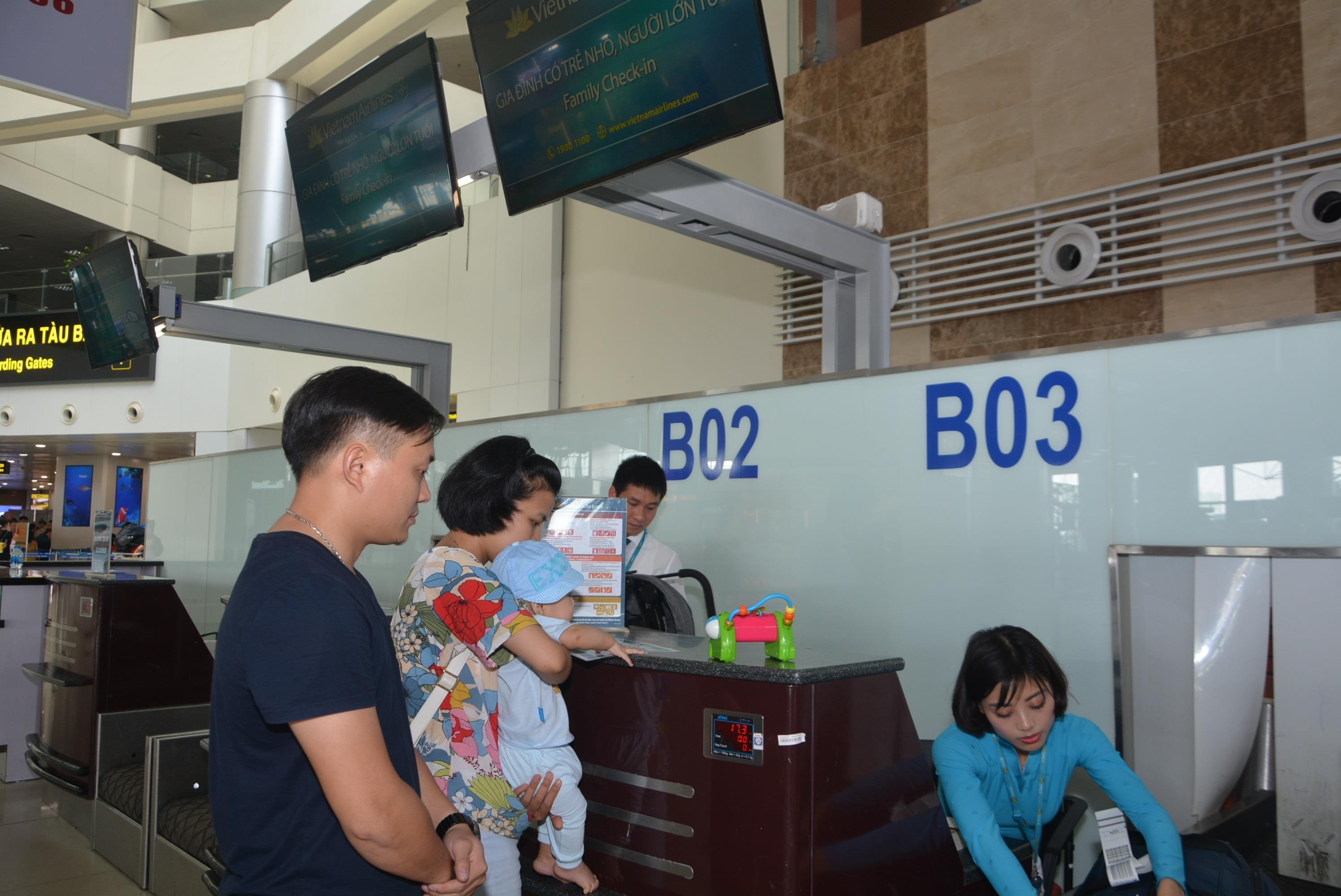 VNA mo quay lam thu tuc hang khong rieng cho nguoi cao tuoi, tre nho hinh anh