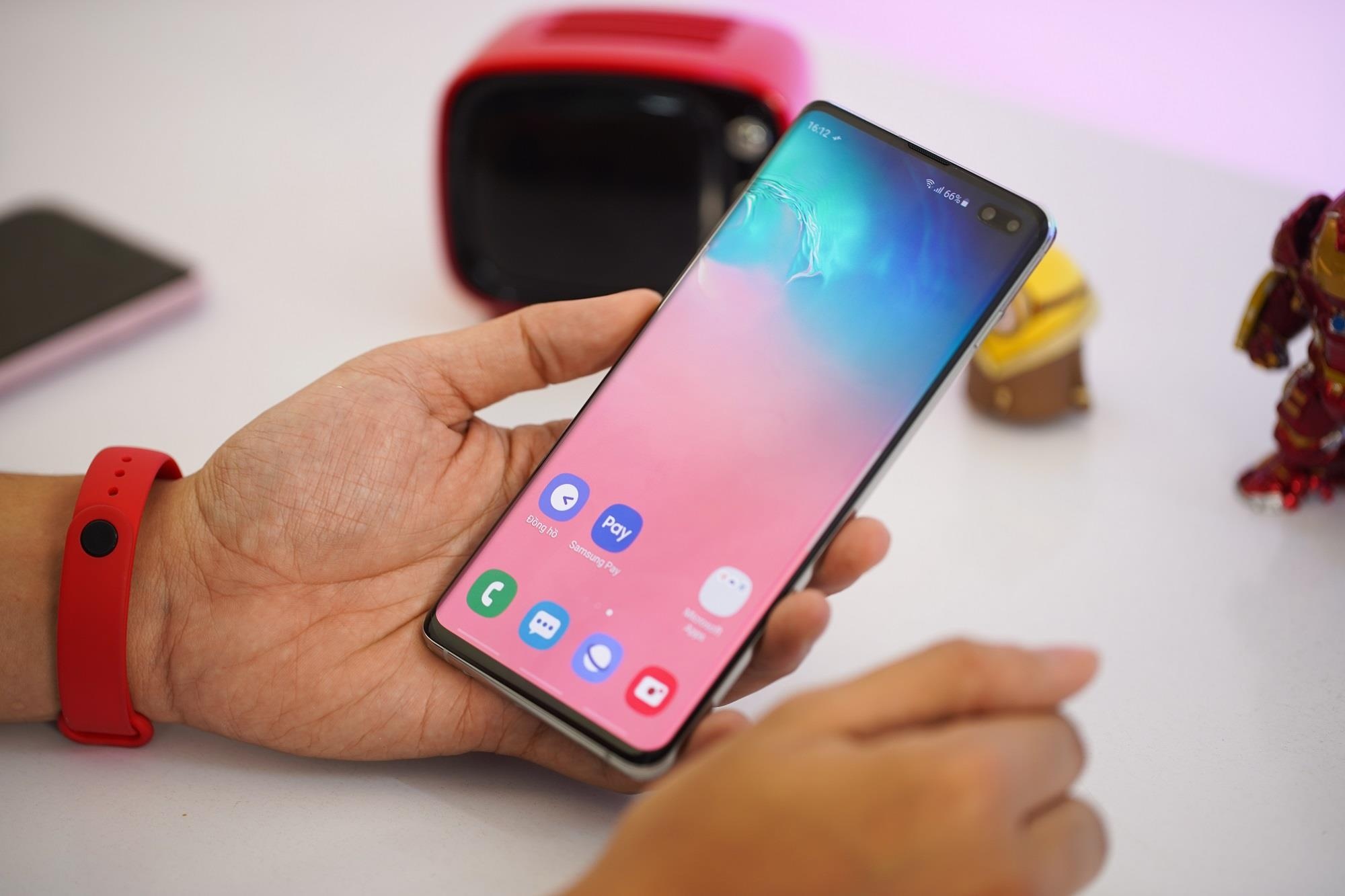 Galaxy A50, A70, S10, S10+ giam den 5 trieu dong tai Di Dong Viet hinh anh