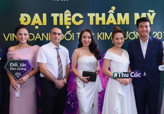 Dan sao 'Ve nha di con' hoi ngo tai tiec vinh danh doi tac cua Thu Cuc hinh anh