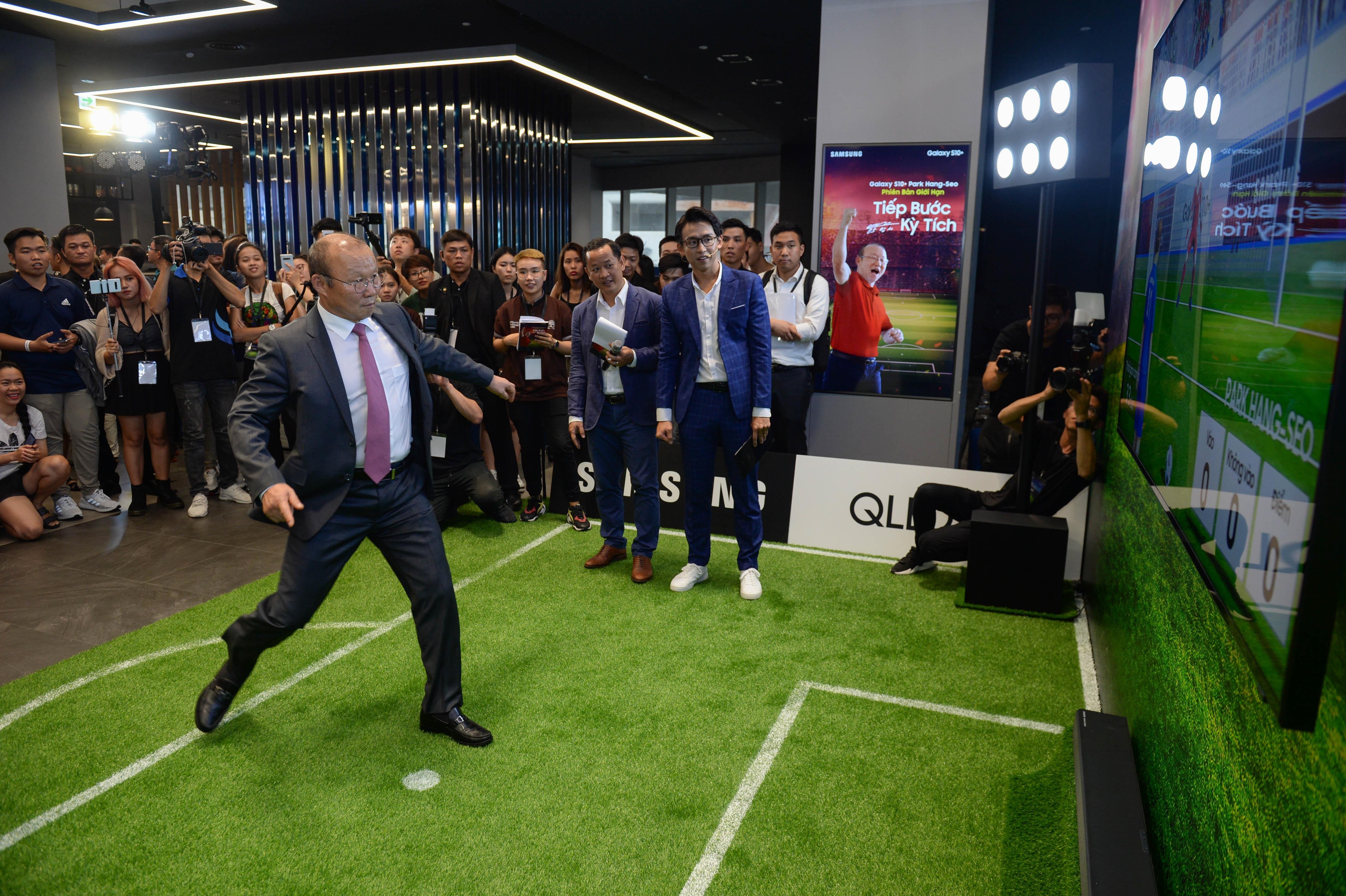 HLV Park Hang-seo tro tai choi game da bong tren TV QLED 8K hinh anh