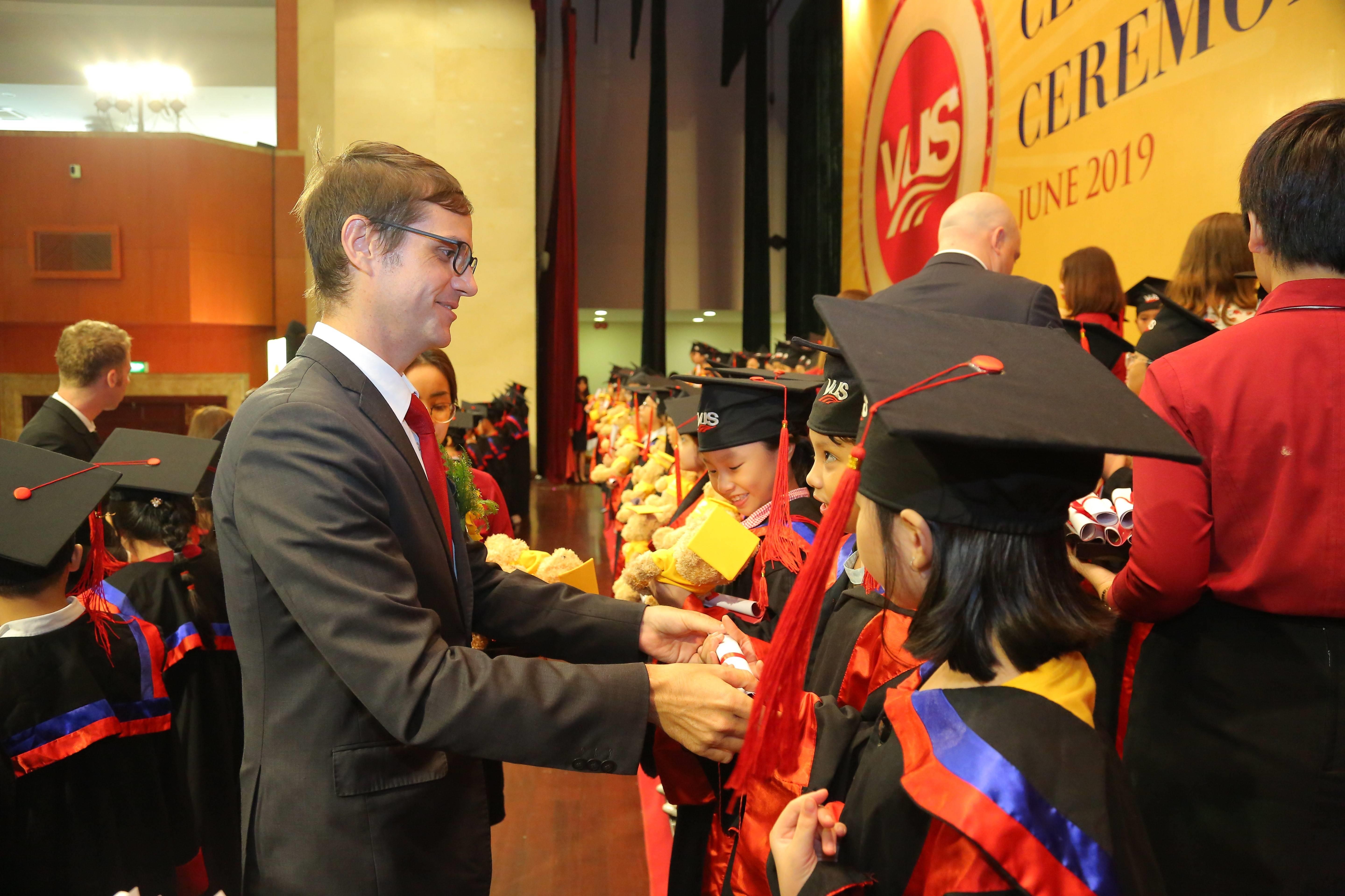 Them 2.155 hoc vien VUS nhan chung chi Anh ngu quoc te hinh anh