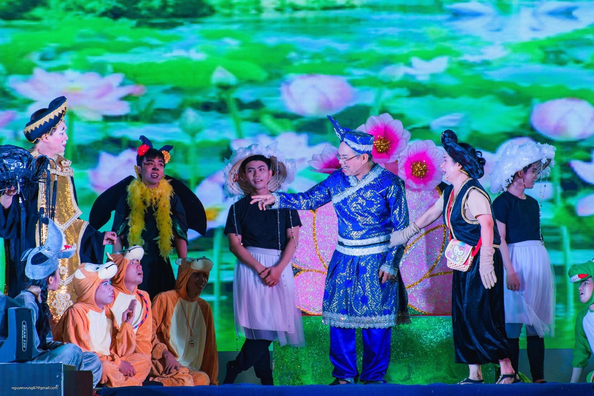 Fan Yang bieu dien tai Dam Sen anh 5