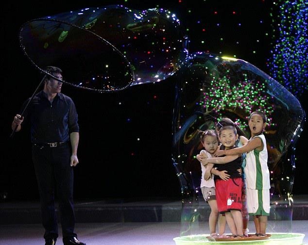 Fan Yang bieu dien tai Dam Sen anh 3