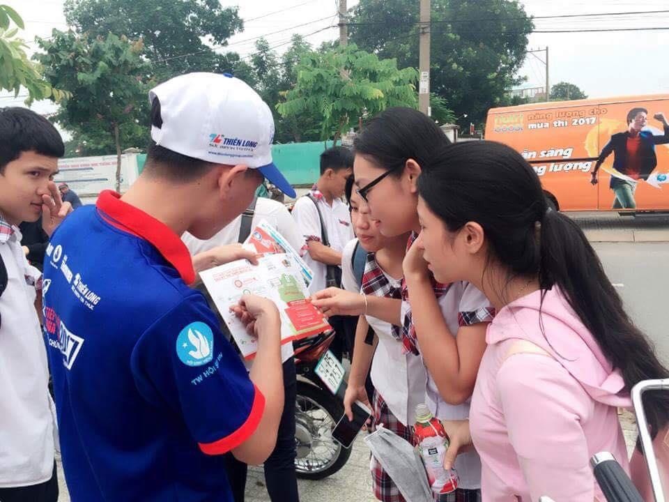 Chuong trinh 'Tiep suc mua thi' ho tro si tu qua kenh truc tuyen hinh anh
