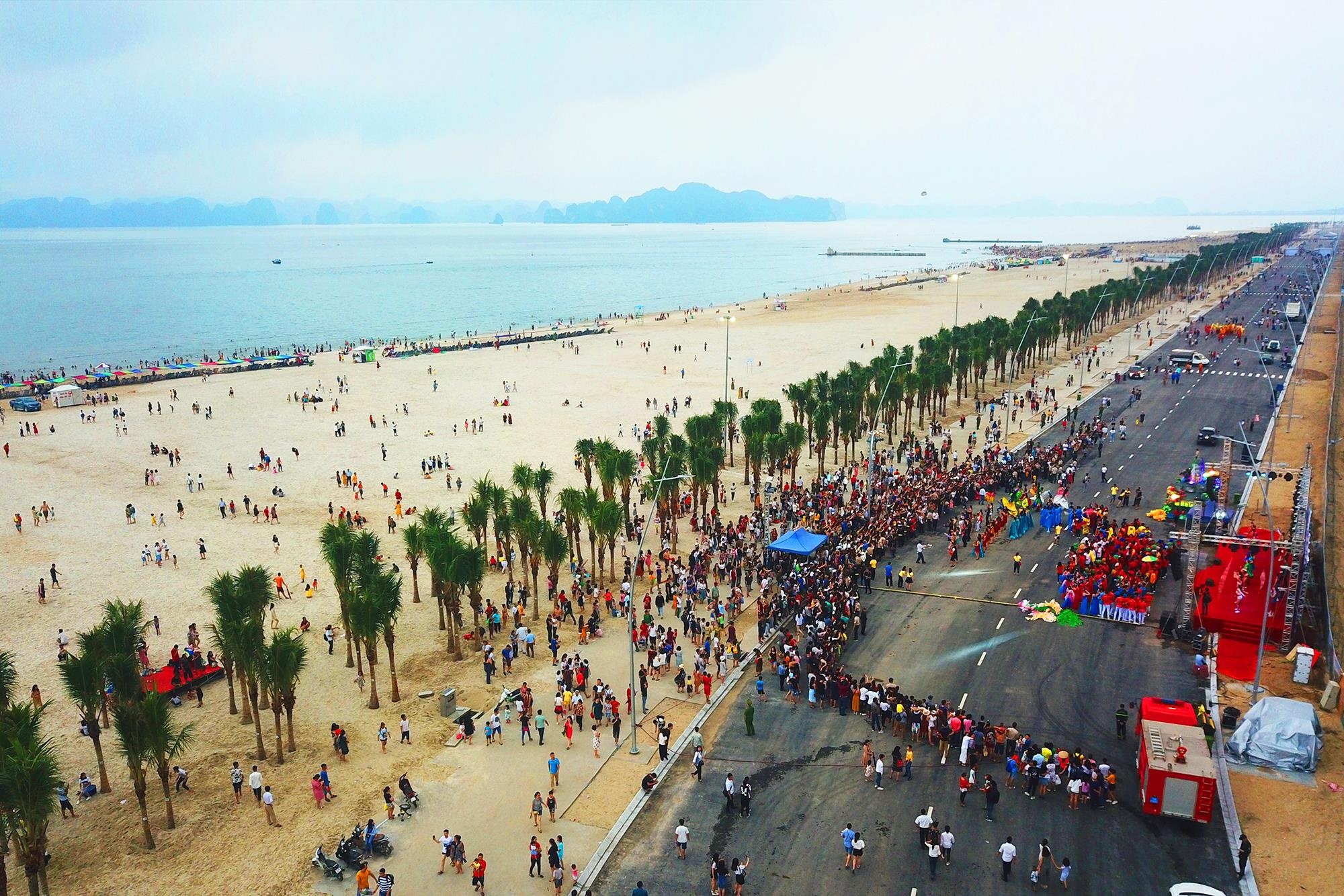 Khach mien Bac thich vui choi Ha Long cuoi tuan vi nhung dieu nay hinh anh
