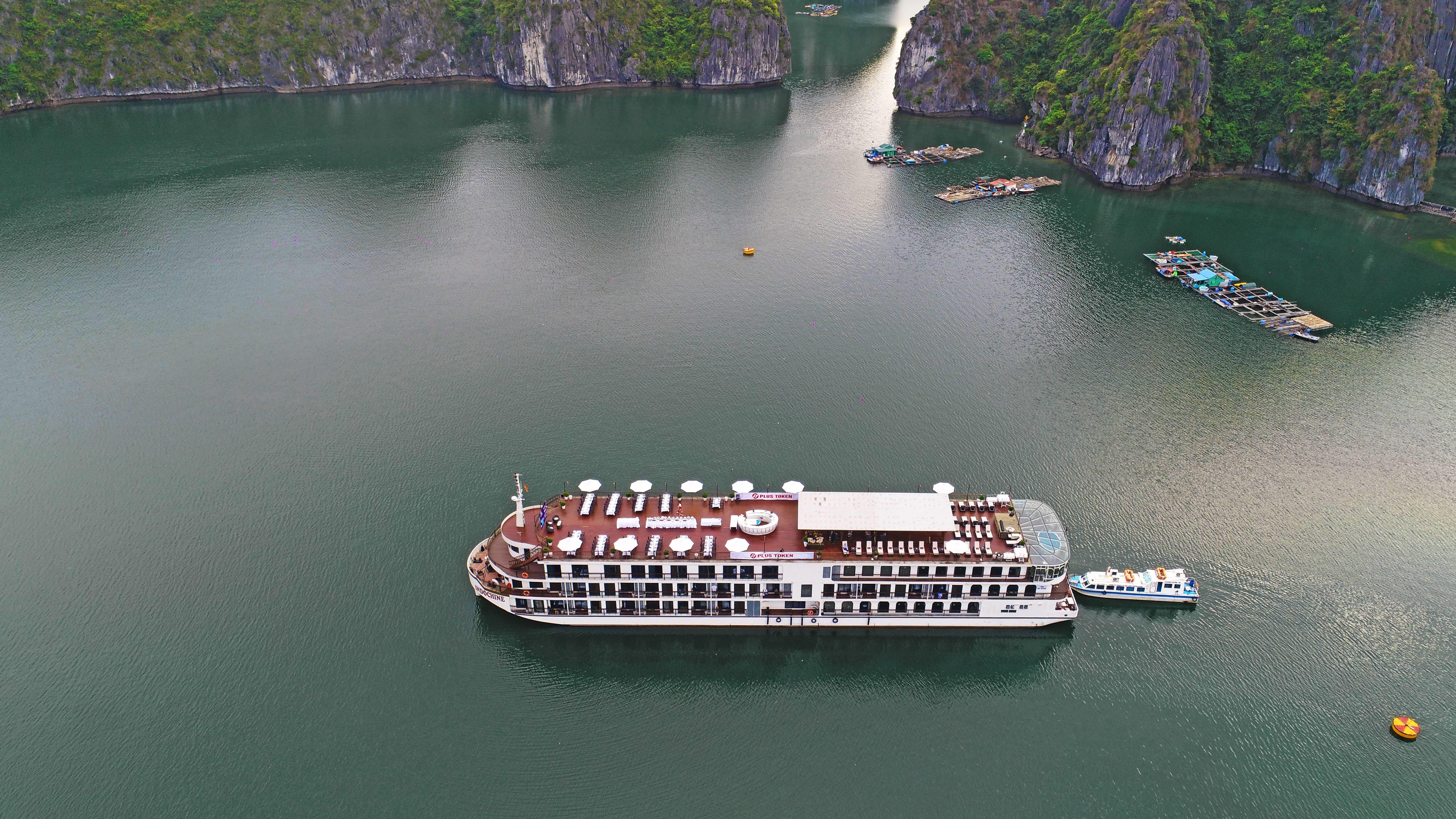 Trai nghiem ngu dem tren du thuyen 5 sao giua vinh Ha Long hinh anh
