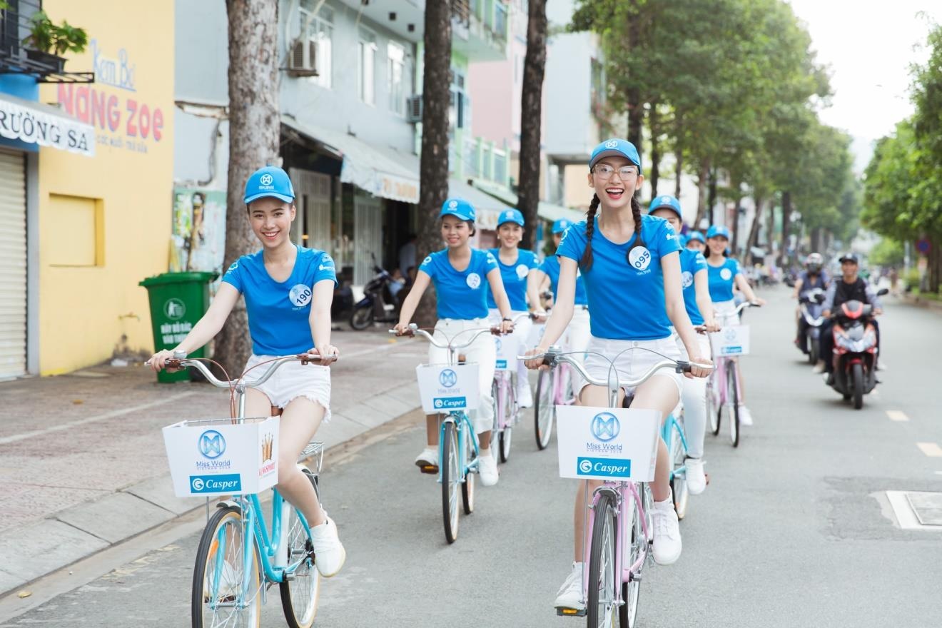 Thi sinh Miss World Viet Nam dap xe keu goi bao ve moi truong hinh anh