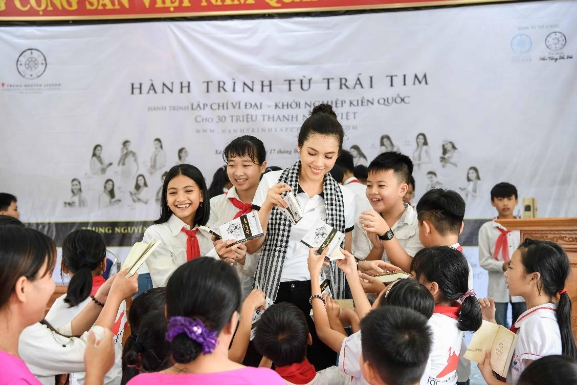 ‘Hanh trinh tu trai tim’ re song dem tri thuc den vung bien dao hinh anh