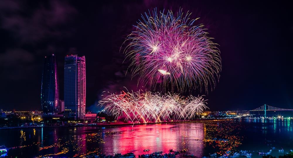 Du khach tram tro voi nhung man phao hoa an tuong tai DIFF 2019 hinh anh