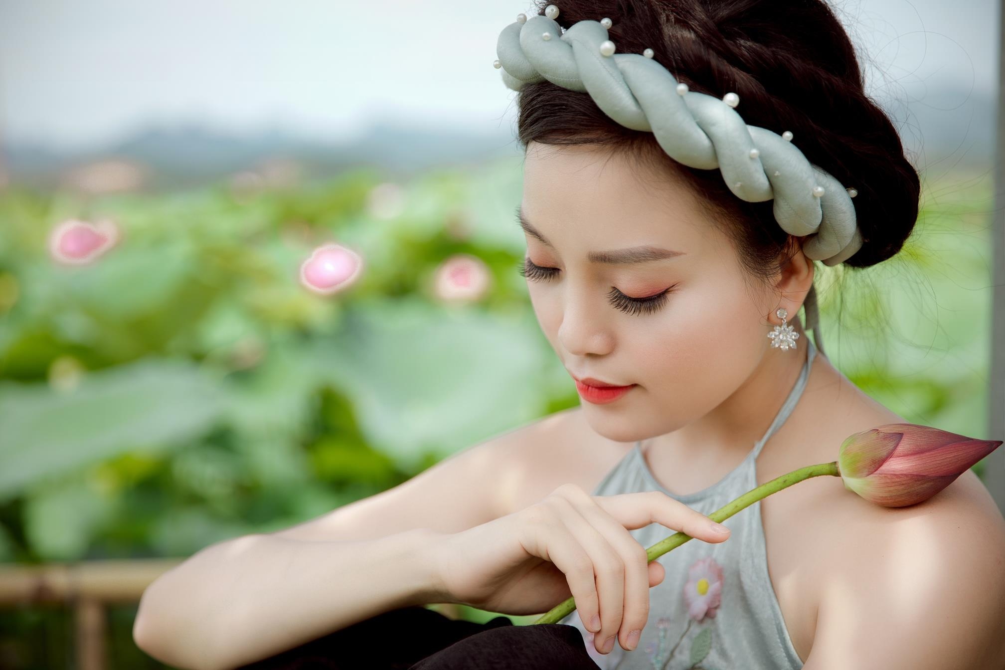 Ca si Huyen Trang cung em gai khoe anh nen na ben hoa sen hinh anh