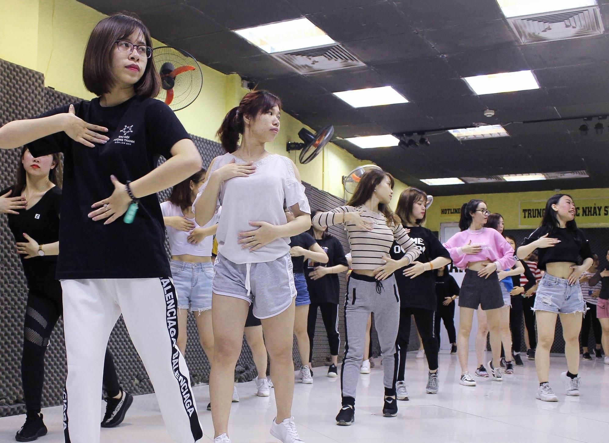 Hoc sexy dance - lua chon moi cua dan van phong me dang dep hinh anh