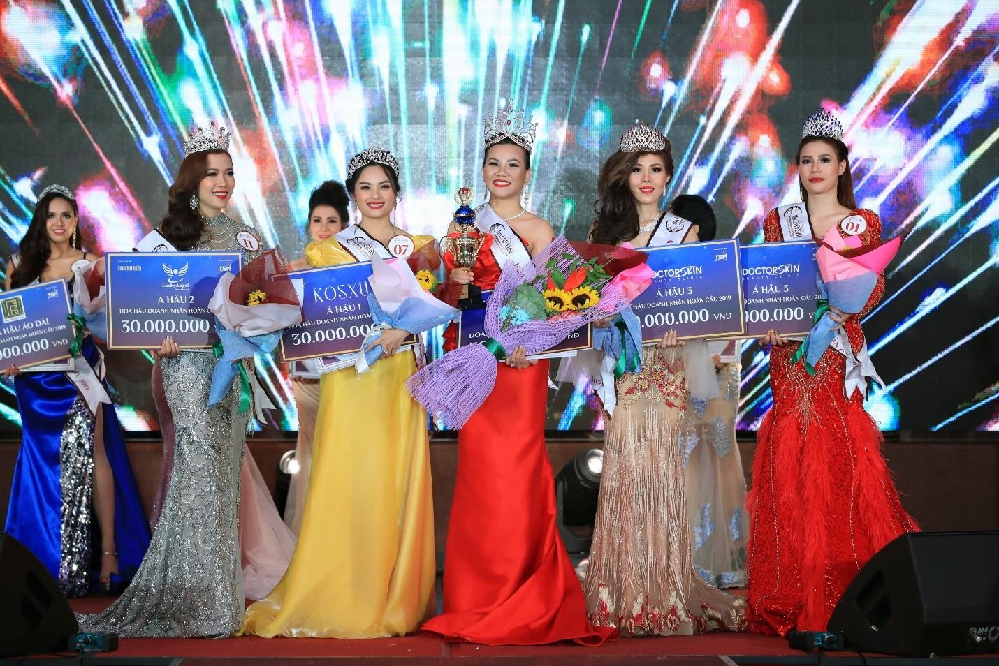 Hoa hau Doanh nhan Hoan cau anh 1