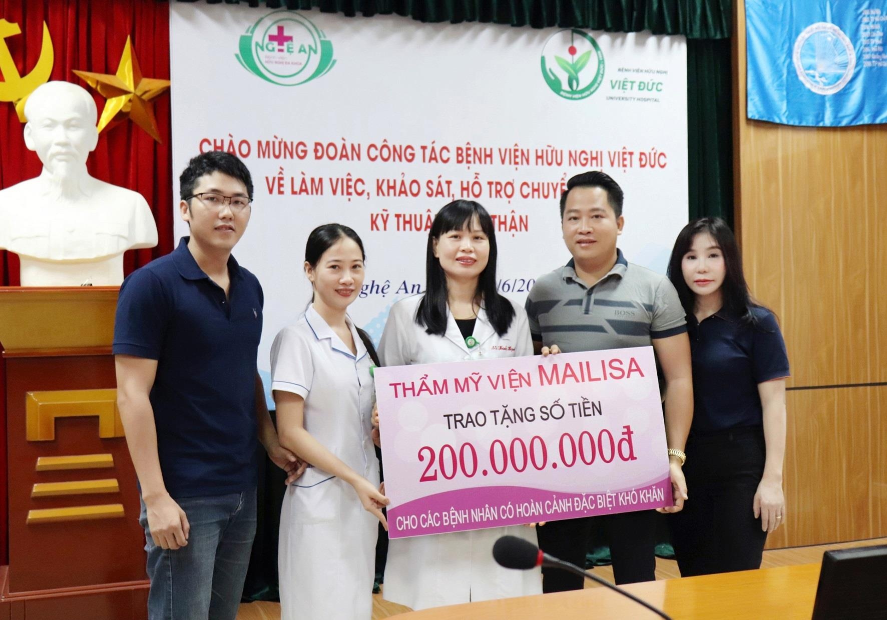 Dai dien TMV Mailisa tang gan 300 trieu dong cho benh nhan kem may man hinh anh