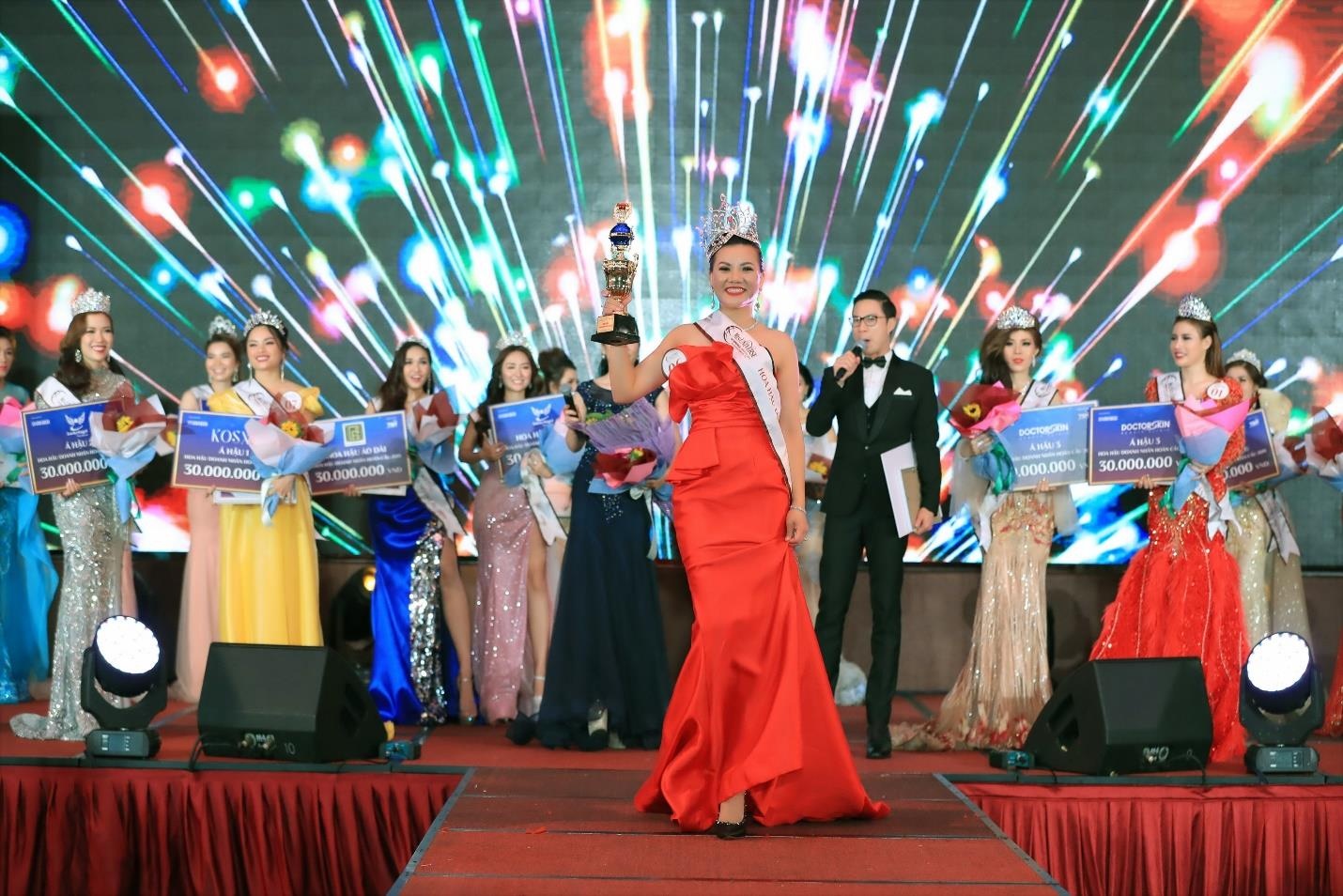 Hoa hau Doanh nhan Hoan cau anh 2