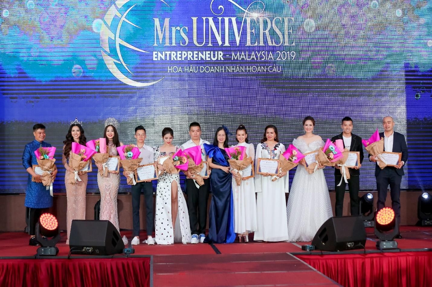 Hoa hau Doanh nhan Hoan cau anh 7