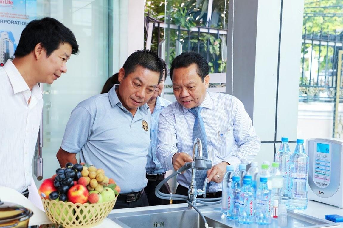 Ra mat showroom thiet bi tao nuoc ion kiem hinh anh