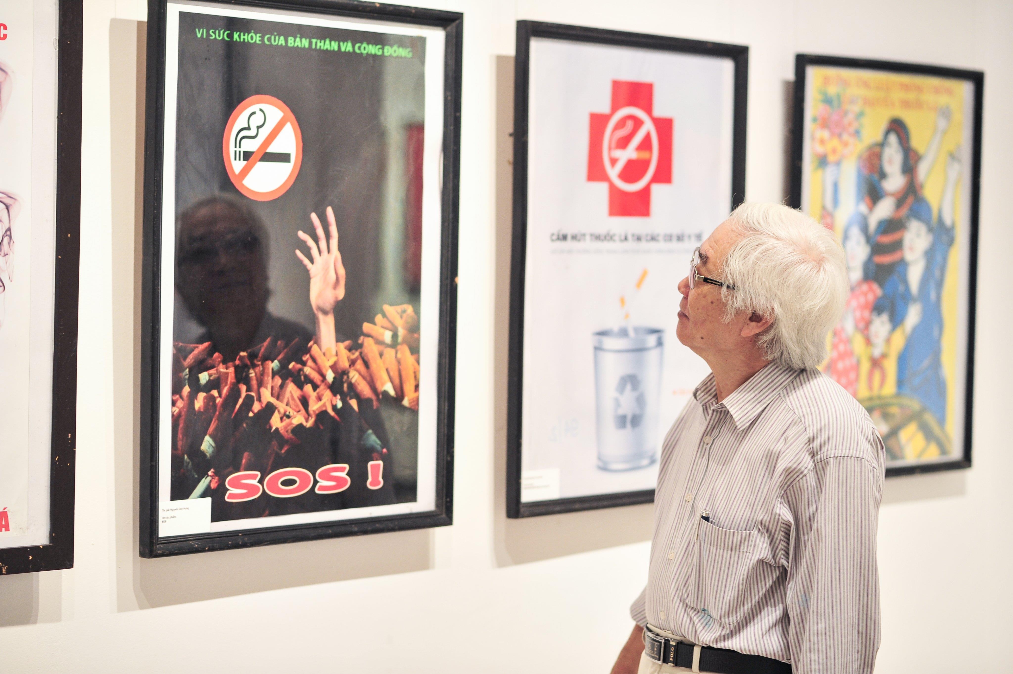 Trien lam 100 buc tranh co dong phong, chong tac hai cua thuoc la hinh anh