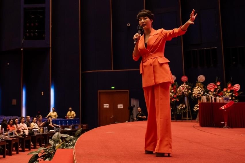 Dien vien 'Ve nha di con' ru nhau di hoc bi quyet kinh doanh online hinh anh