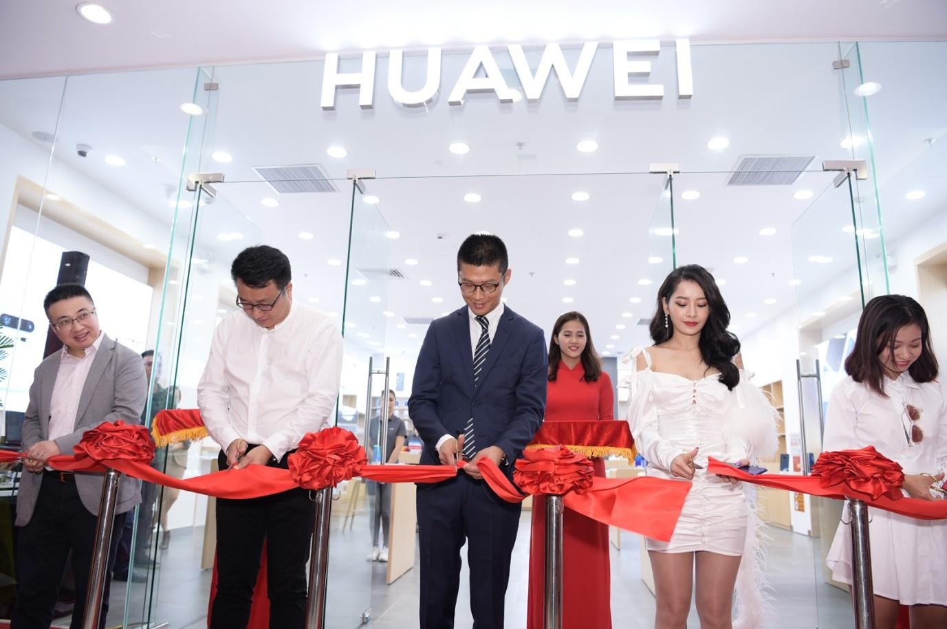 Huawei khai truong cua hang trai nghiem thu 6 tai Viet Nam hinh anh