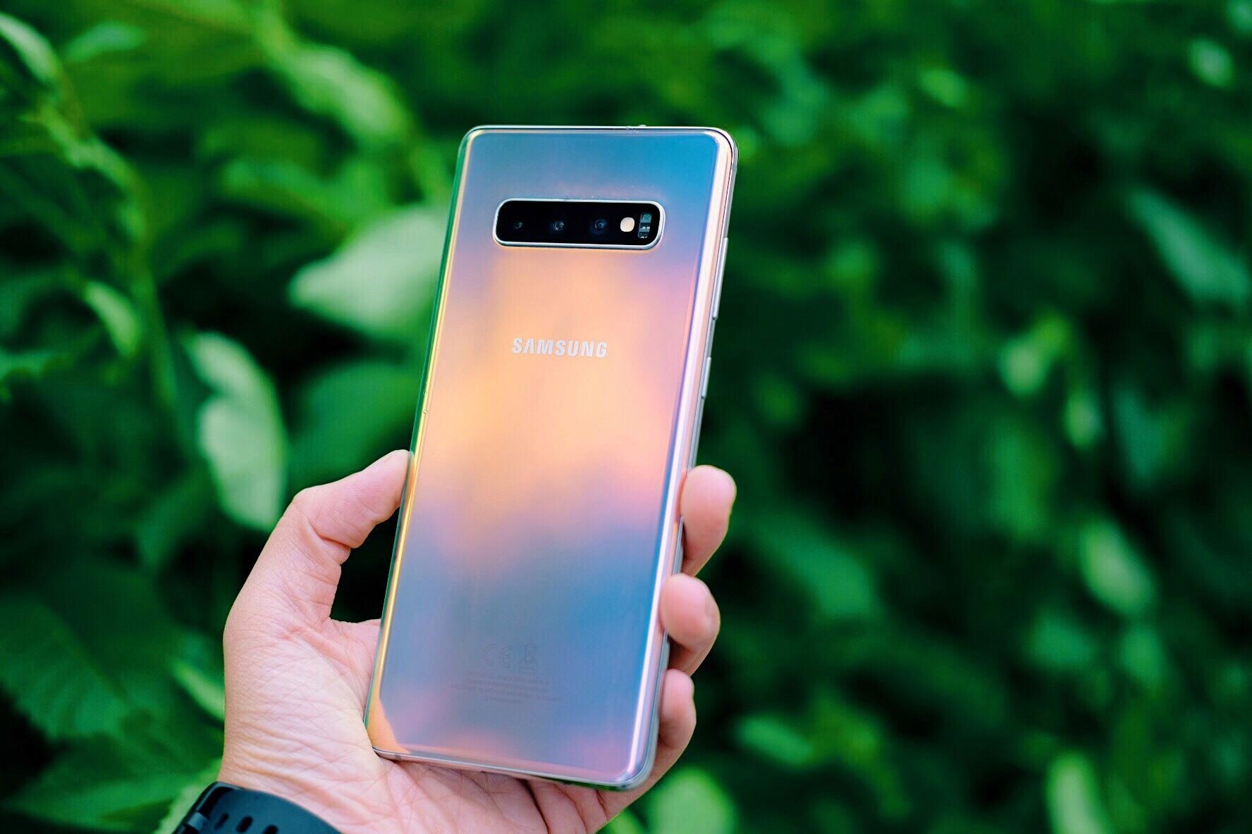 Giai ma suc hut cua mau bac ‘rat la’ tren Galaxy S10+ moi hinh anh