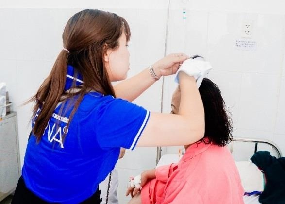 Nguoi benh co the tam goi khong can nuoc nho cach nay hinh anh