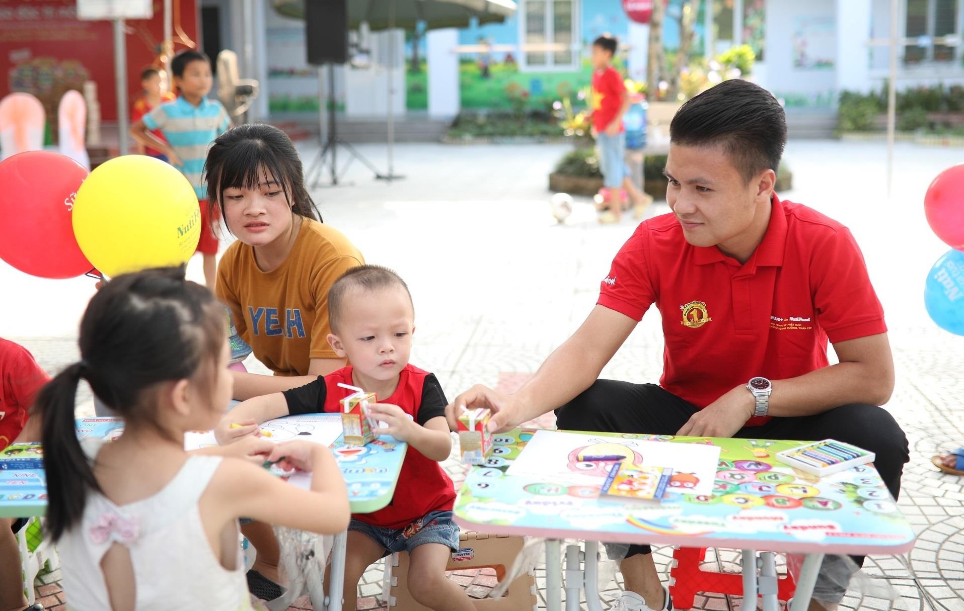 Tro ve tu King's Cup, Quang Hai tang qua cho tre kho khan Phu Tho hinh anh