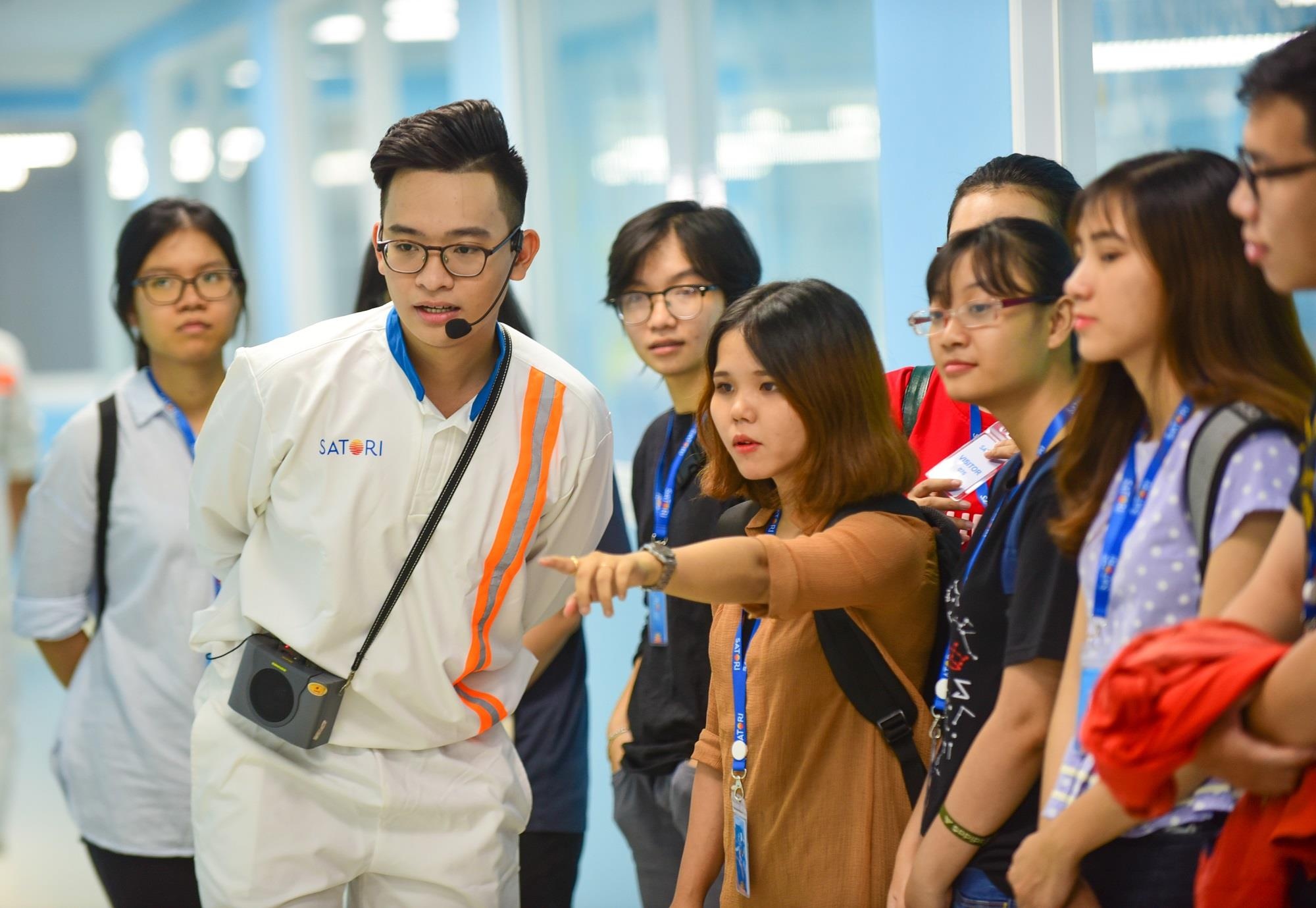 Nha may dong chai mo cua cho sinh vien tham quan va tiep can cong nghe hinh anh