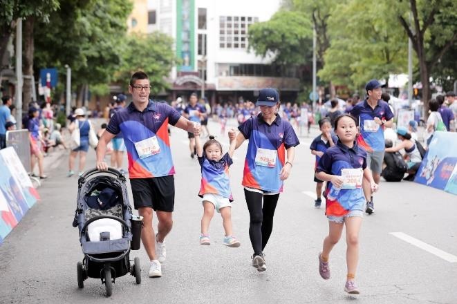 Hon 3.000 nguoi tham gia giai chay 'MB Family Fun Run' o ho Hoan Kiem hinh anh